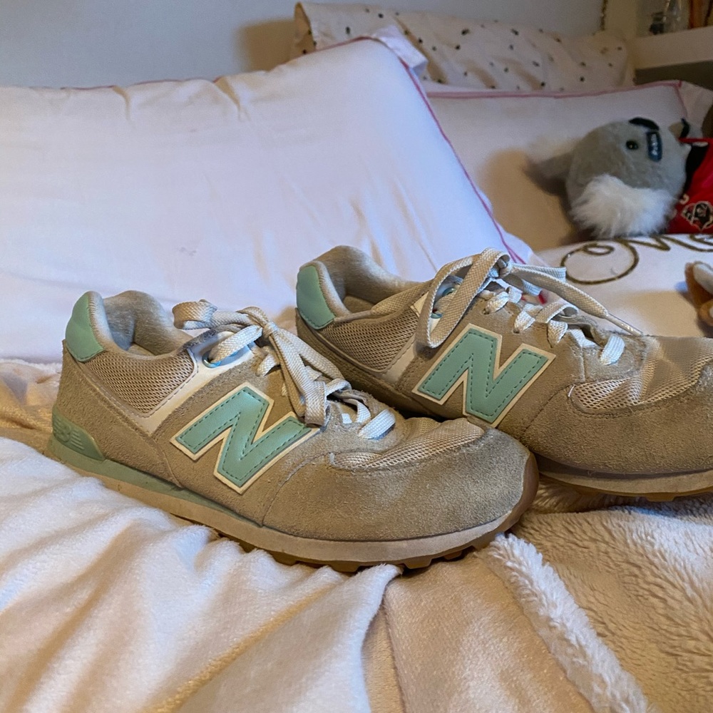 KIDS SIZE 6 TIFFANY BLUE AND IVORY NEW BALANCE 574